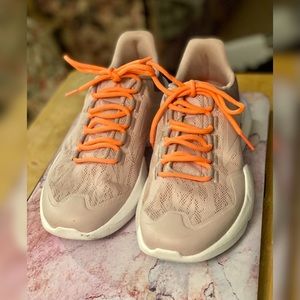 Women’s 8.5 Reebok Tennis Shoes